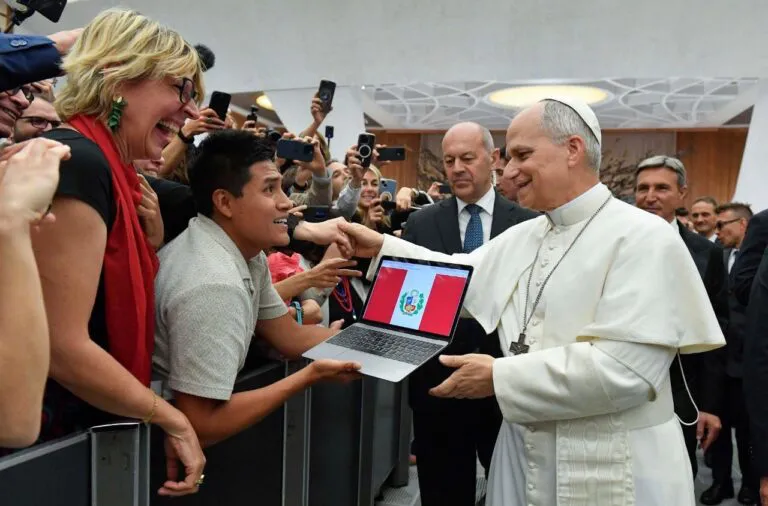 Papa-periodistas-768x506