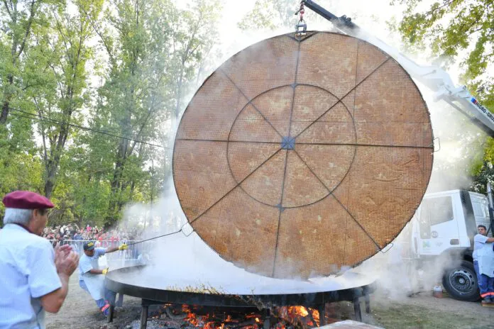 torta-frita-mas-grande-del-mundo-696x464 (1)