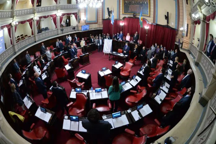 SENADO-696x464