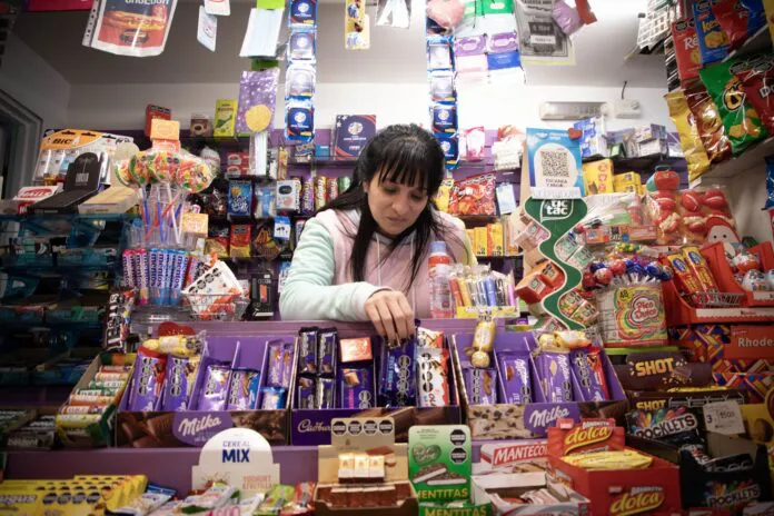 trabajadora-kiosco-696x464